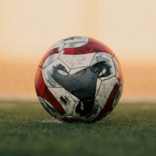 Balón de fútbol reglamentario sobre superficie de césped artificial de última generación.