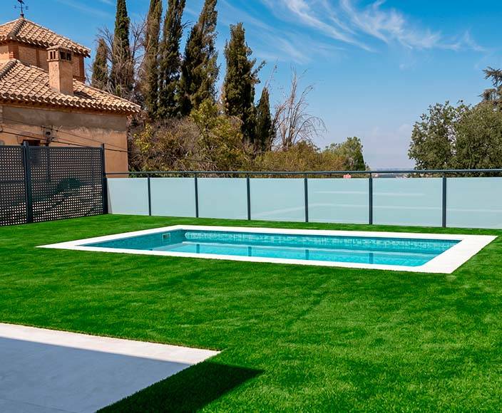 Césped artificial instalado en una vivienda alrededor de la piscina